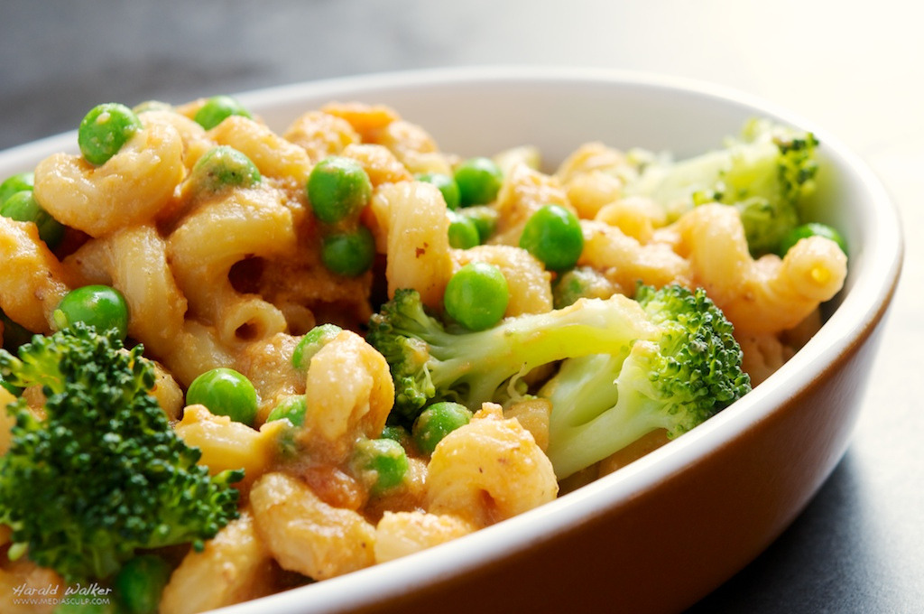 Vegan Mac & Cheese with Broccoli and Peas (by harald walker)