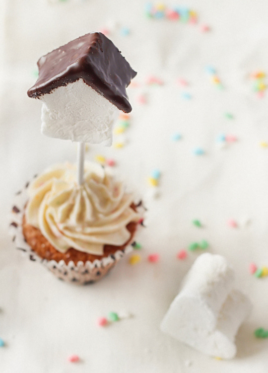 Recipe: Passionfruit Cupcakes with Marshmallow Toppers